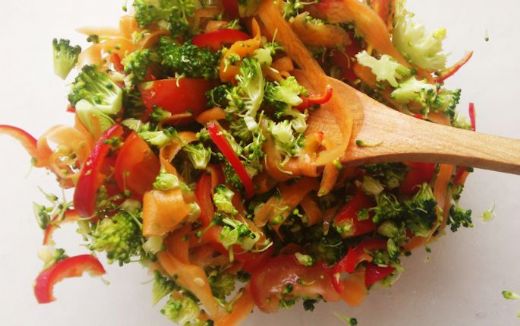 Çiğ Brokoli Salatası
